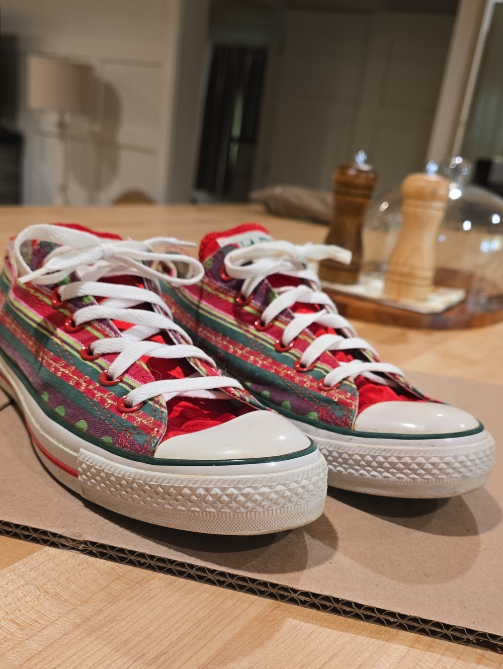 Converse All Star Women’s 10 Men's 8  CHRISTMAS Red Patterned Low-Top Sneakers